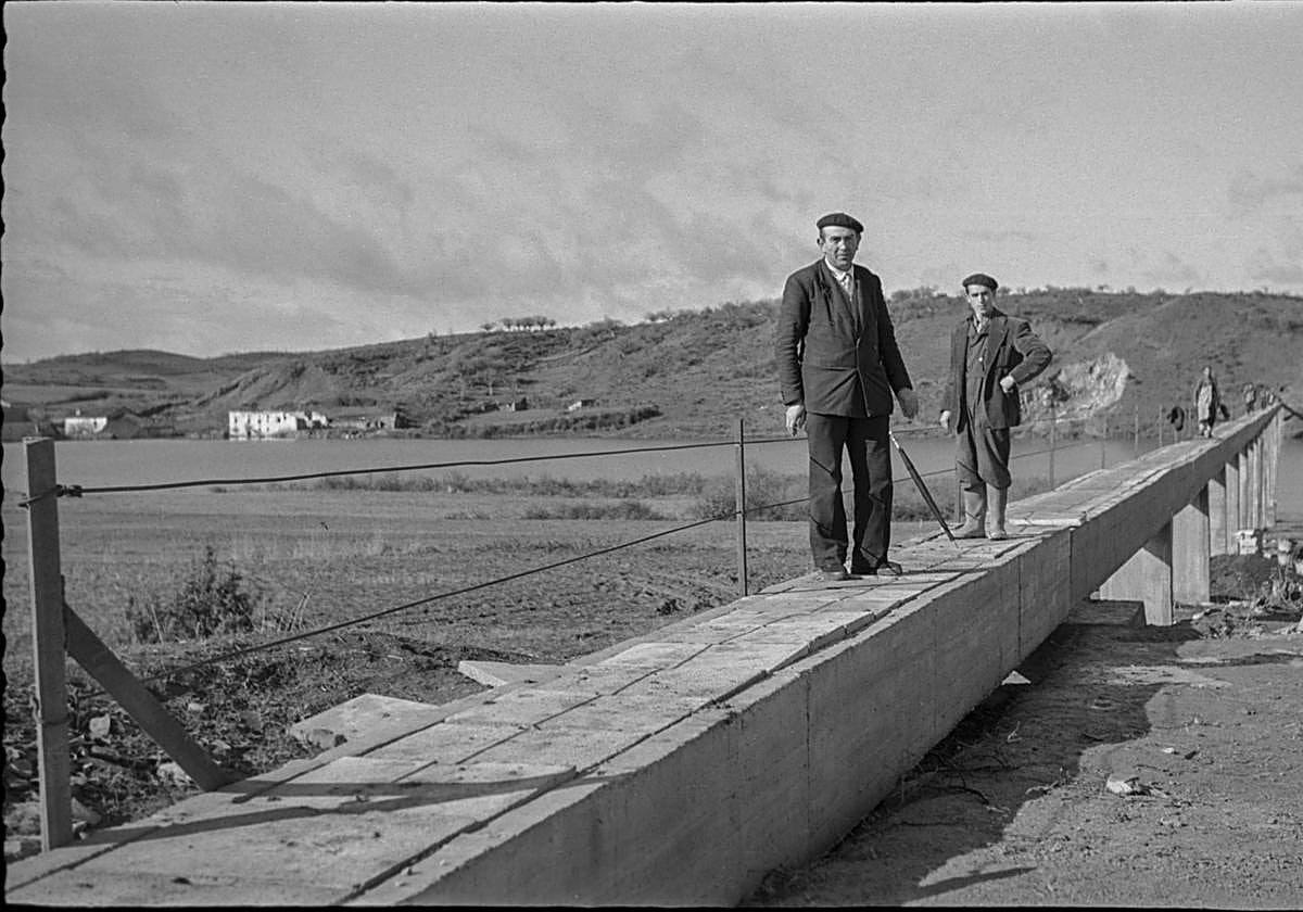 Paso de Marieta a Azúa sobre las aguas del embalse.