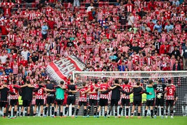 Los jugadores del Athletic celebran con su afición la victoria ante el Celta