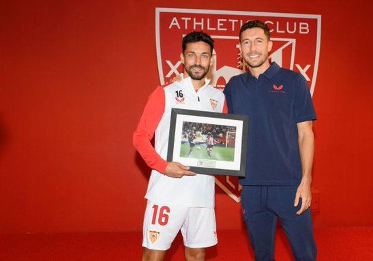 Jesús Navas junto a Óscar de Marcos al entregarle el recuerdo.