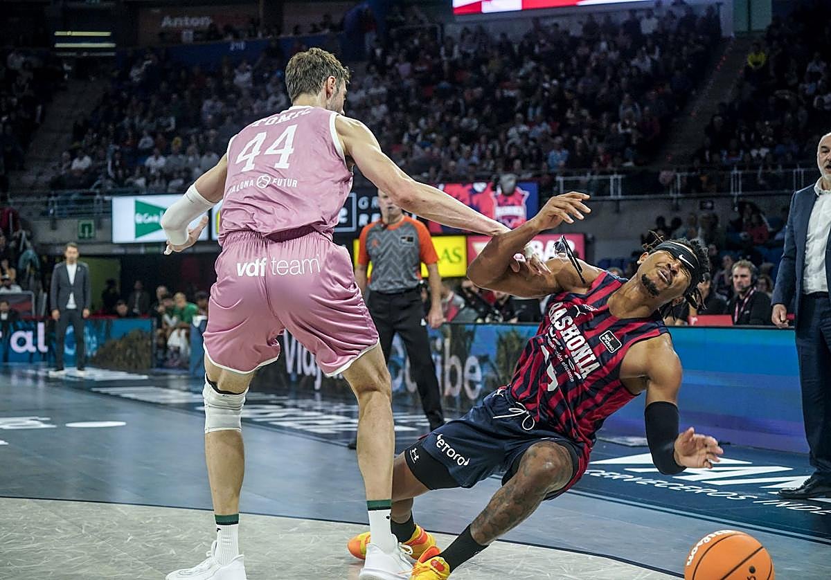Chima Moneke cae en un lance del partido.