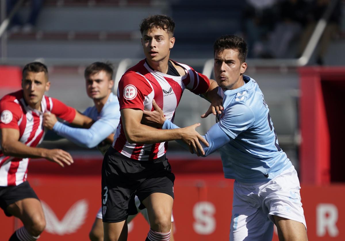 Jon de Luis pugna con un jugador del Celta Fortuna durante el partido.