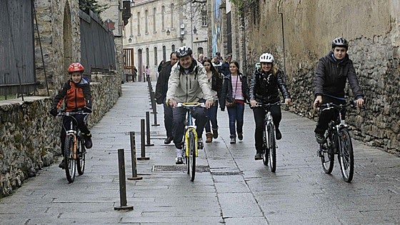 Alerta por dos modelos de cascos de bicicleta defectuosos vendidos en Decathlon