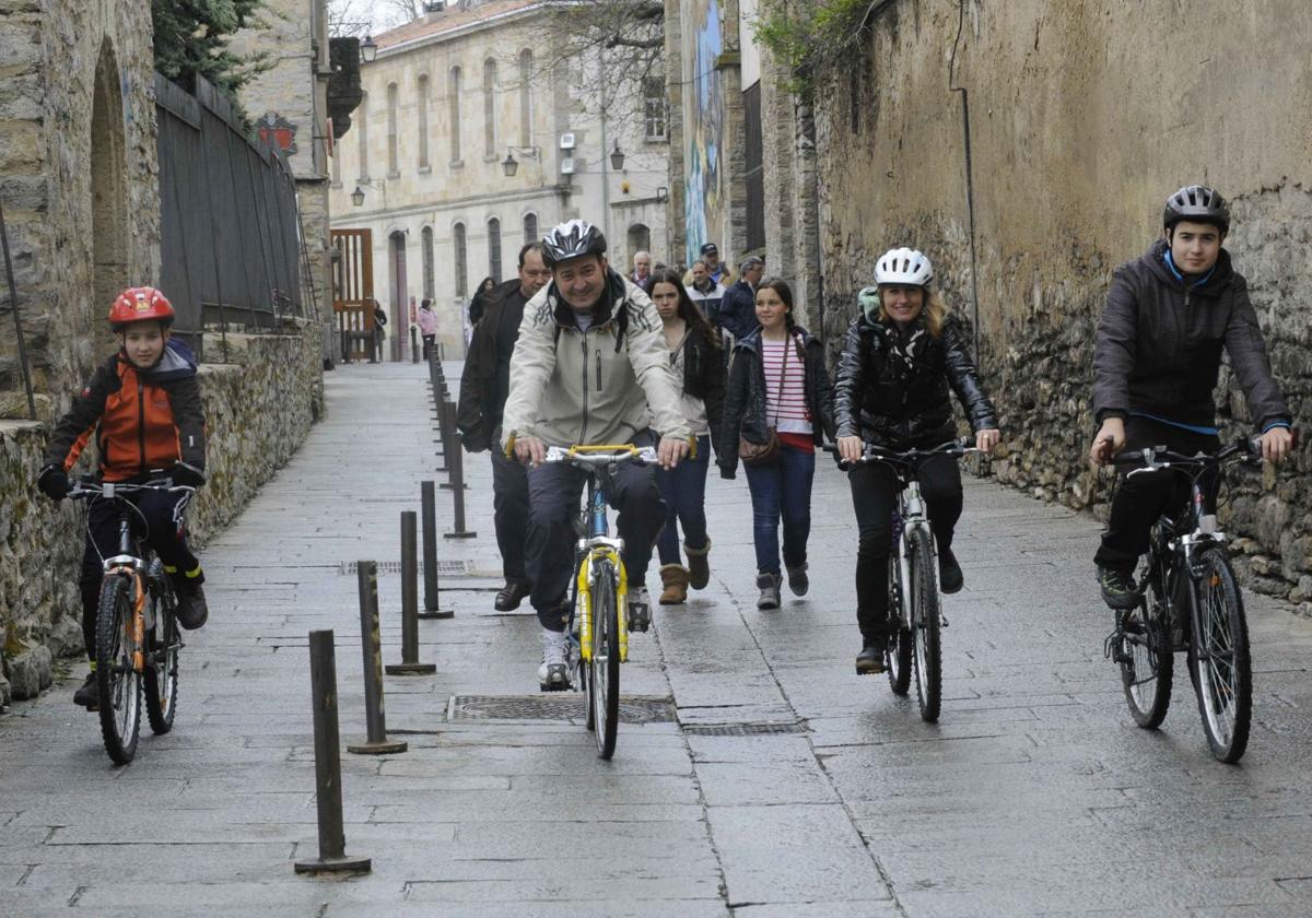 Turistas de Pamplona recorren las calles del Casco Viejo de Vitoria en bici.