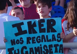 Iker Muniain regaló su camiseta del San Lorenzo a un niño que estaba en la grada.