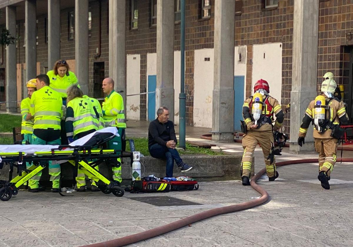 Los servicios de emergencia atienden al herido.