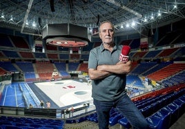 Rafa Muntión, en la cancha del Baskonia con el micro de EL CORREO.