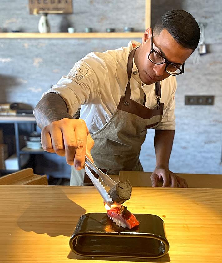 Imagen secundaria 2 - Pescadores de Hondarribia izan a bordo de un atunero un cimarrón capturado en aguas del Cantábrico en 1999. En medio, Juan José Navarro, director adjunto de Balfegó, y Rogelio Pozo, CEO de Azti, ante la estructura de la primera jaula de engorde de atún rojo del Cantábrico que se instalará frente a Orio y Getaria. Abajo, José Mendoza, de Eskura en Bermeo, ultima un niguiri de atún rojo en la barra de su restaurante.