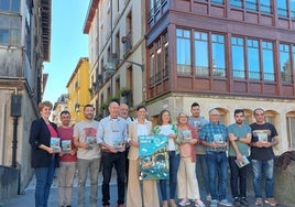 Laura Vallejo, técnica de Cultura; los ediles Asier Perugorria y Jorge Varela; Gontzal Madariaga, de la Comisión de Fiestas; el concejal Juan Antonio Bueno; la alcaldesa, Mireia Elkoroiribe; la edil Jesica Ruiz; la responsable de San Agustín, Arantza Arrazola; el concejal Iker Txertudi; Patxi Torregrosa, de la asociación Auzo Alai; Daniel del Valle (Shinova) y Rai Bikandi, de la Comisión de Fiestas.