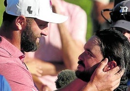 Rahm felicita al sorprendente y feliz Hidalgo, que tiene como ídolo al golfista vizcaíno.