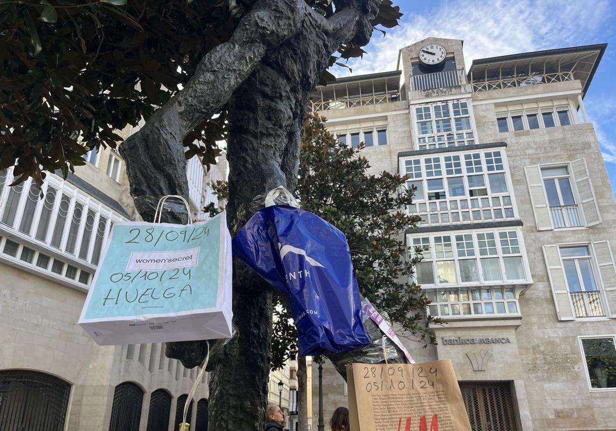 El Caminante con bolsas de tiendas participantes en la huelga.