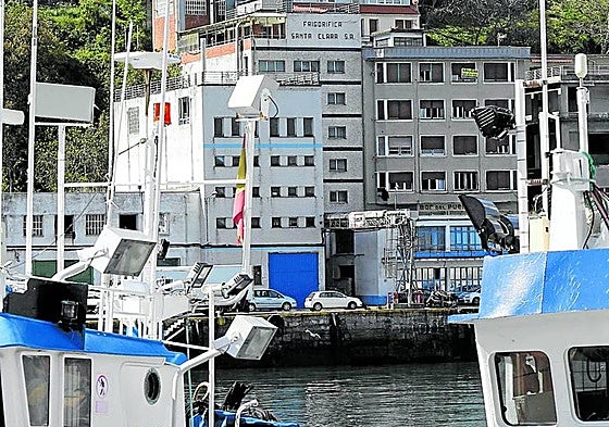 Dos pesqueros atracados en el puerto de Ondarroa con la fábrica de hielo al fondo.