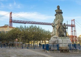 Entre los planes destacan el relato del pasado de la villa a bordo del gasolino y la subida a la pasarela del Puente Colgante.