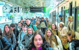 Pasajeros descienden del tren en la estación de Dato, de Vitoria.