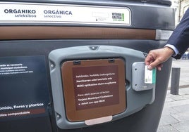 El contenedor para residuos orgánicos se abre con la Tarjeta Municipal Ciudadana (TMC) o una 'app'.