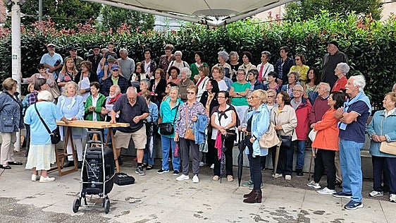 Varias decenas de vecinos de Romo y Las Arenas se concentraron en la plaza Santa Eugenia para reclamar un centro de día público para los mayores.