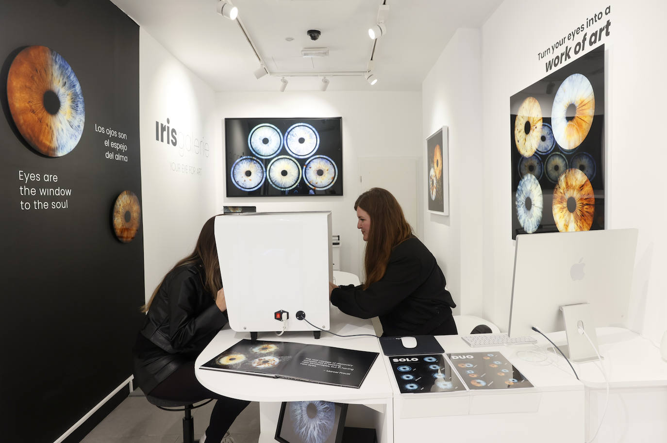 La nueva tienda de Bilbao que convierte tus ojos en un collar o un cuadro para el salón