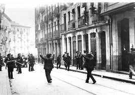 Control y detención de huelguistas por guardias de asalto en la calle san Francisco.