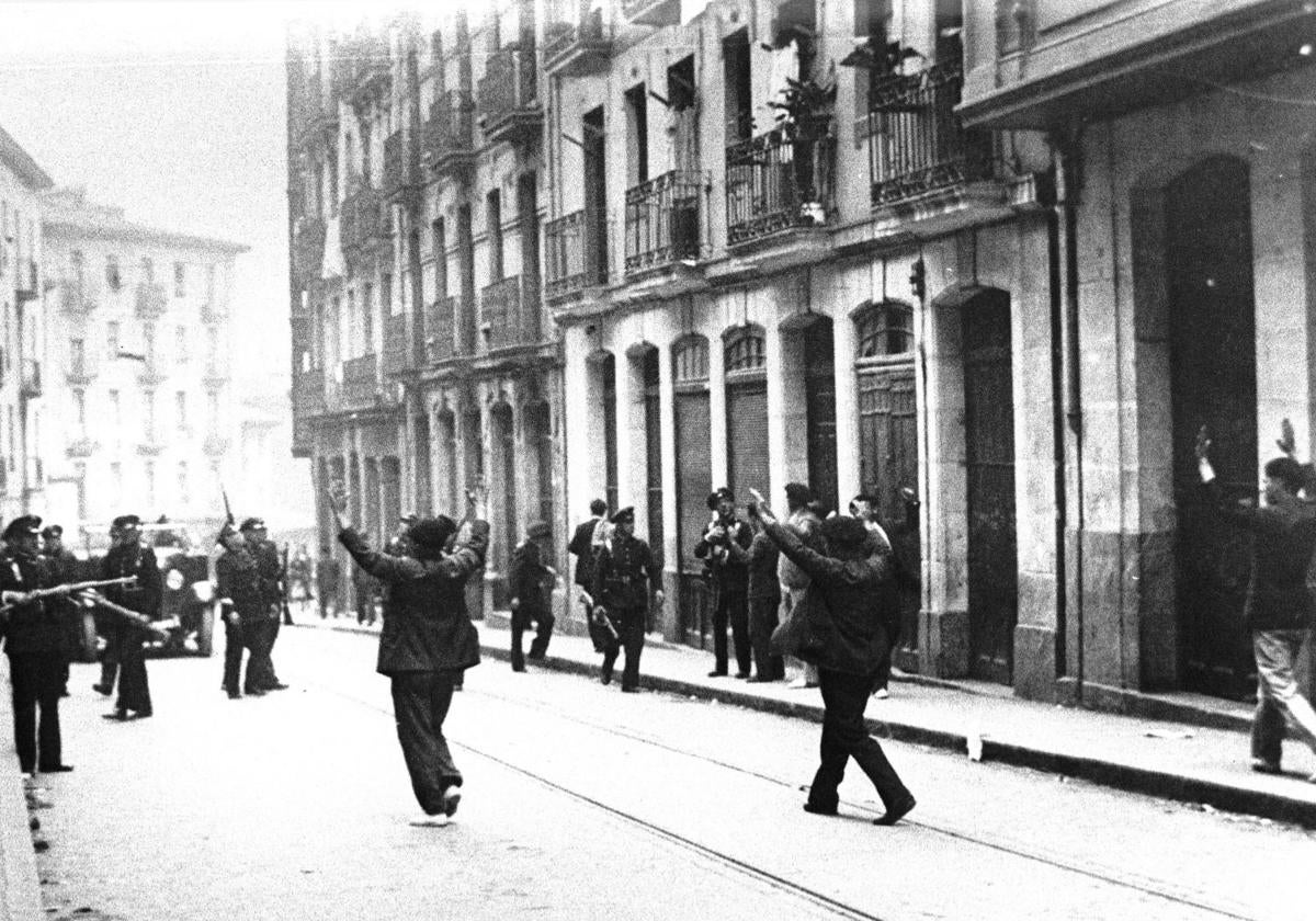 Control y detención de huelguistas por guardias de asalto en la calle san Francisco.