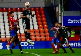 Rafa Gálvez repele un balón en el partido de Copa Federación ante el Lugo.