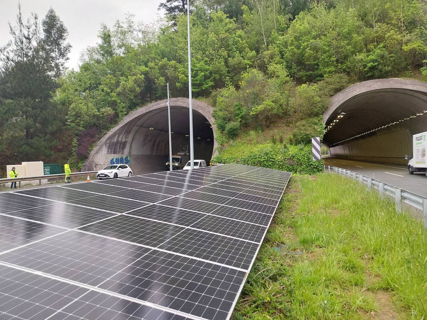 Imagen de las placas solares instaladas entre los dos túneles.