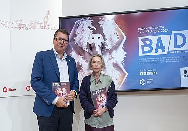 El concejal de Cultura, Gonzalo Olabarria, y la directora del BAD, Alicia Otxandategi.