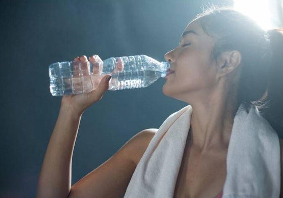 ¿Agua embotellada o del grifo? Los expertos desvelan cuál es la opción más saludable