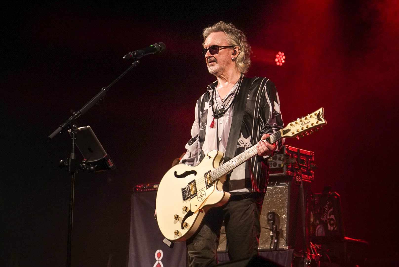 Wayne Hussey con su guitarra de doce cuerdas