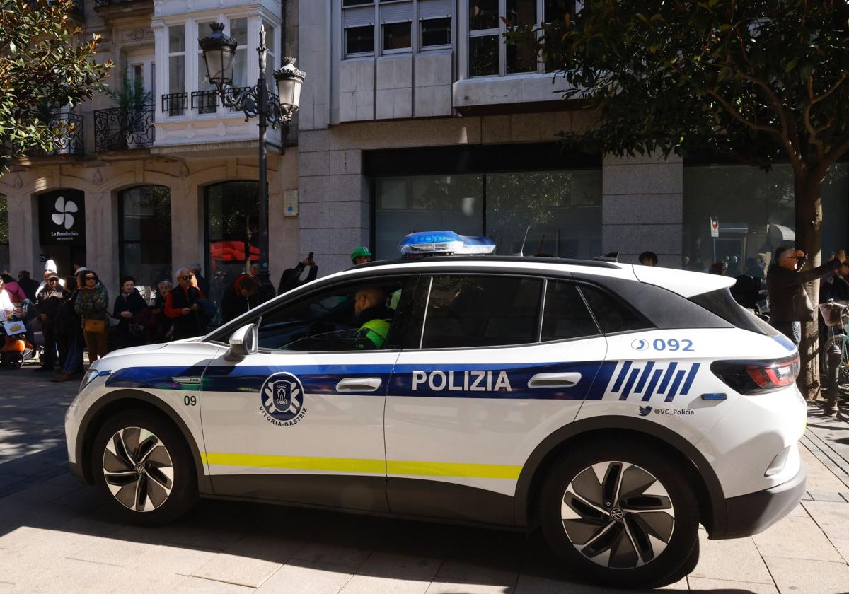 Un coche de la Policía Local patrulla por el centro de Vitoria.