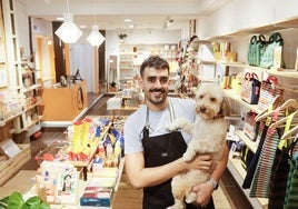 'Cabecita de ajo', la nueva tienda de Ander en Bilbao que no vende ajos, pero sí objetos de diseño insólitos