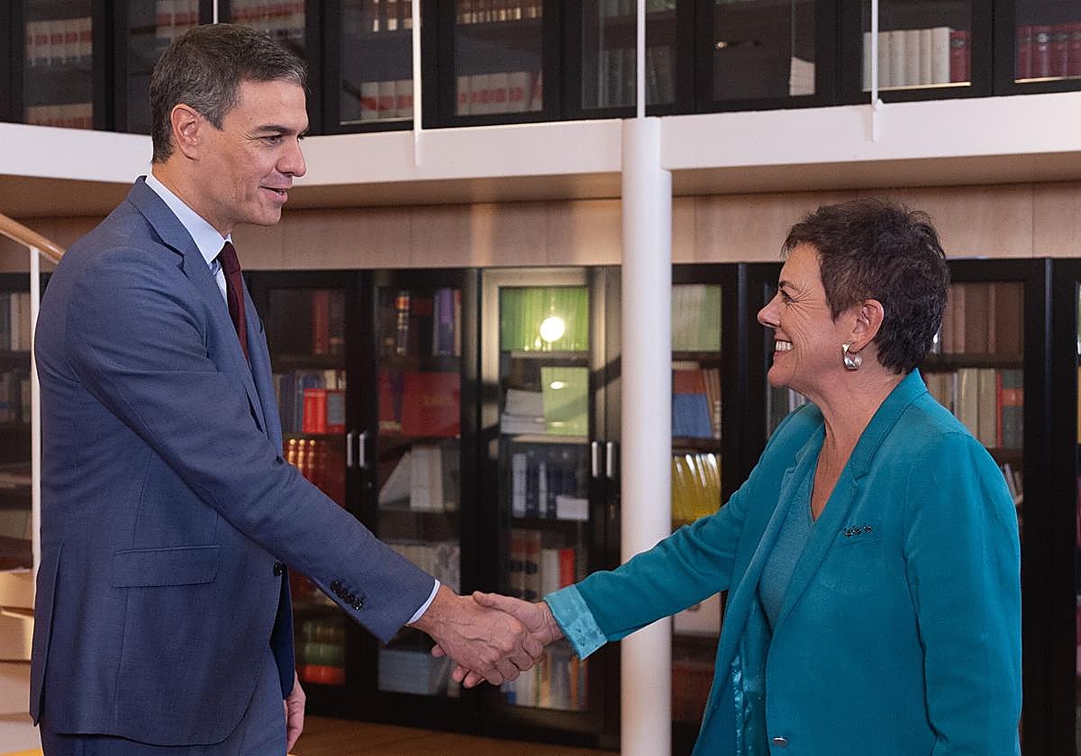 Pedro Sánchez y la portavoz de Bildu en el Congreso, Mertxe Aizpurua.
