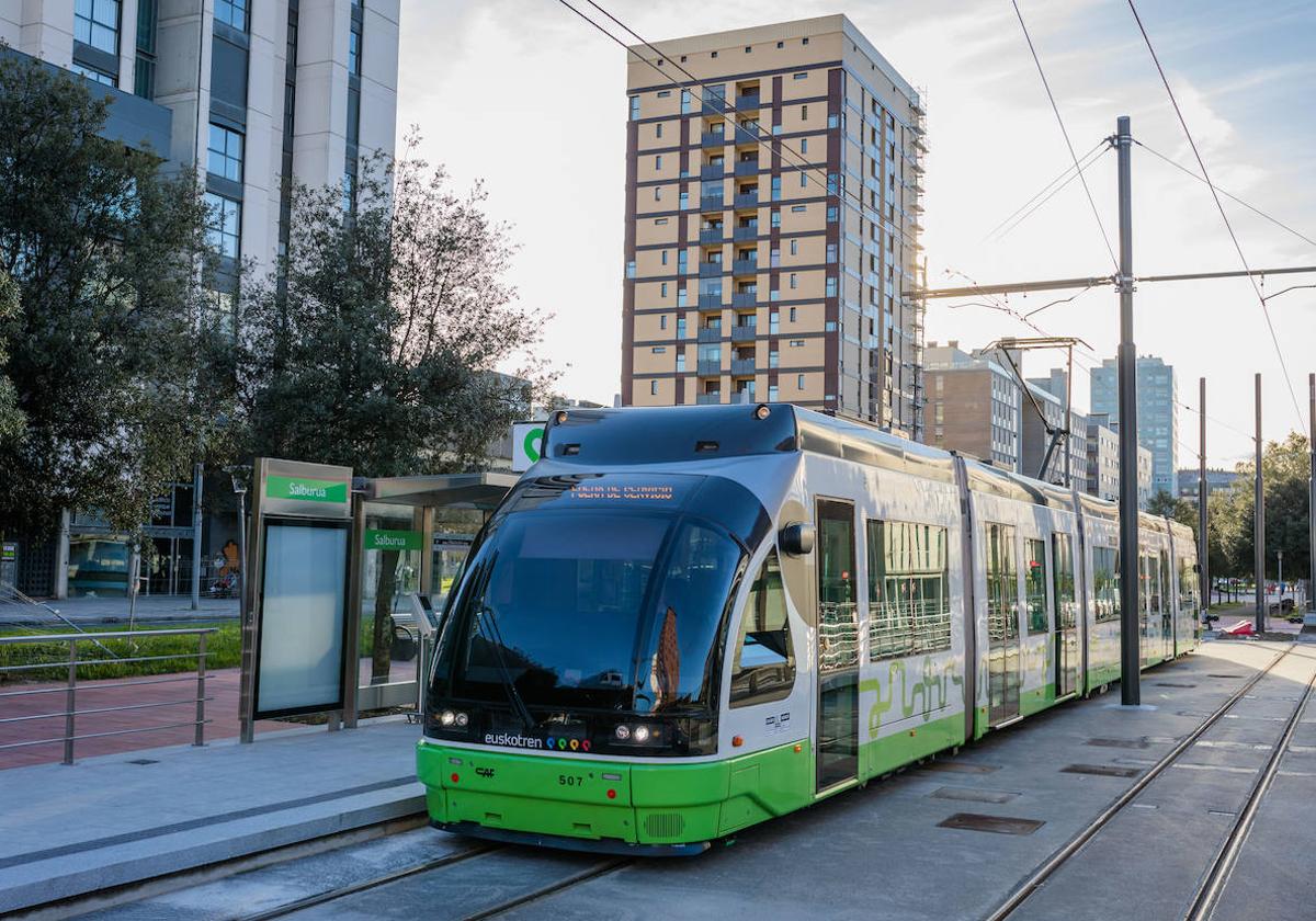 Salburua es el último barrio al que ha llegado el tranvía de Vitoria.