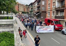 Cientos de vecinos, en la última concentración por la situación sanitaria