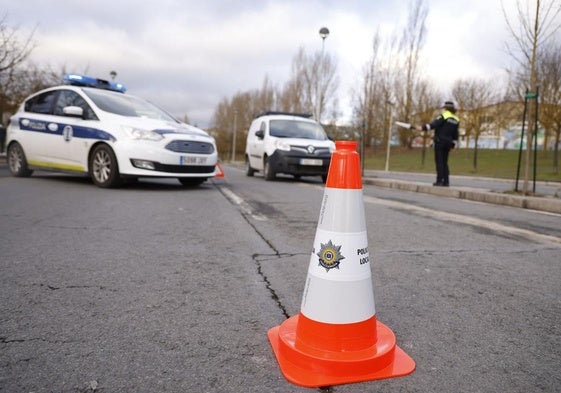 La Policía Local de Vitoria, en un control de tráfico.