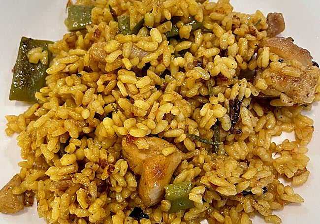 Paella a la brasa hecha por el equipo (con el alicantino Héctor Gran) en las parrillas de Etxebarri.