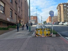 Varias personas suben andando por la cuesta de Bidezabal ante la avería de la rampa mecánica.