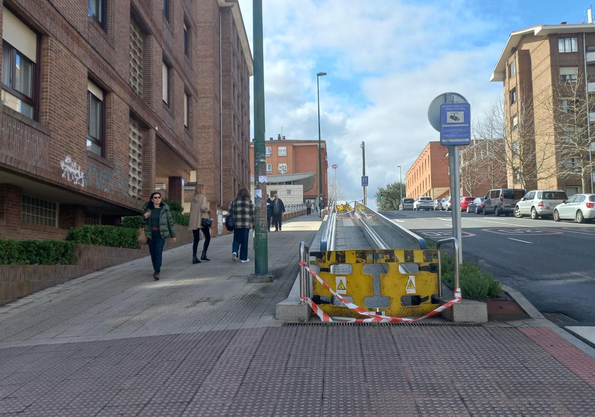 Varias personas suben andando por la cuesta de Bidezabal ante la avería de la rampa mecánica.