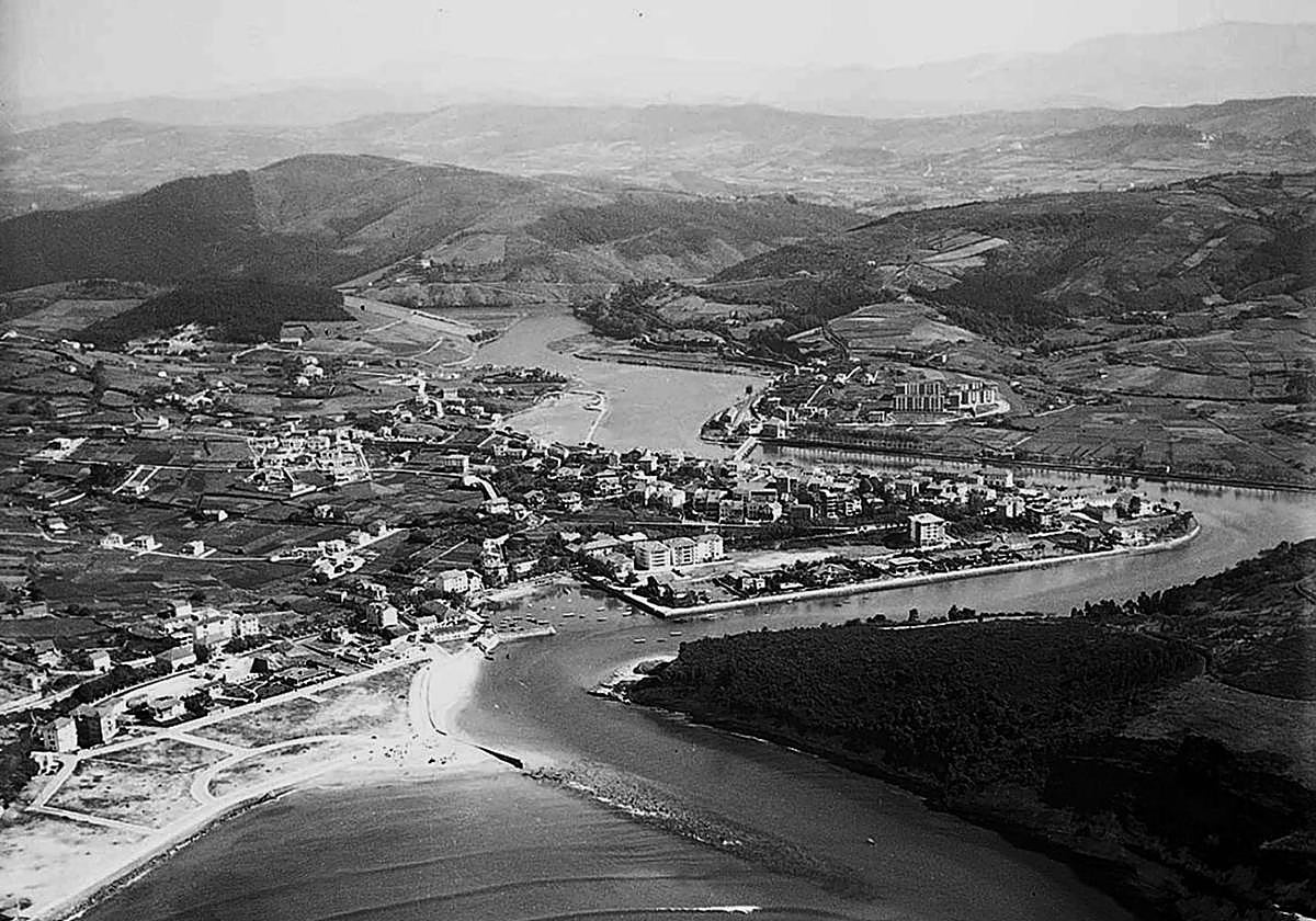 Vista general del municipio de Plentzia en 1957.