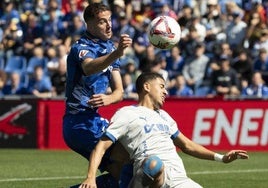 Abqar sufre la entradade Bertug en el partido ante el Getafe.