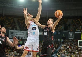 Zoran Dragic entra a canasta en el partido ante el Breogan en Miribilla.