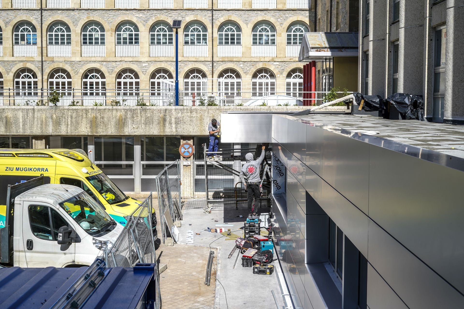 La entrada a la nueva unidad se hará desde la plaza donde aparcan las ambulancias, junto al centro de salud de Olaguíbel