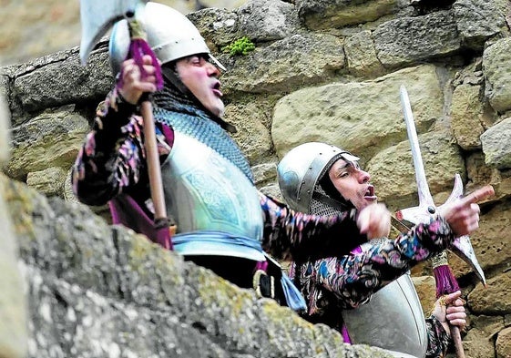 A los visitantes les recibirá esta pareja de aguerridos guardianes.