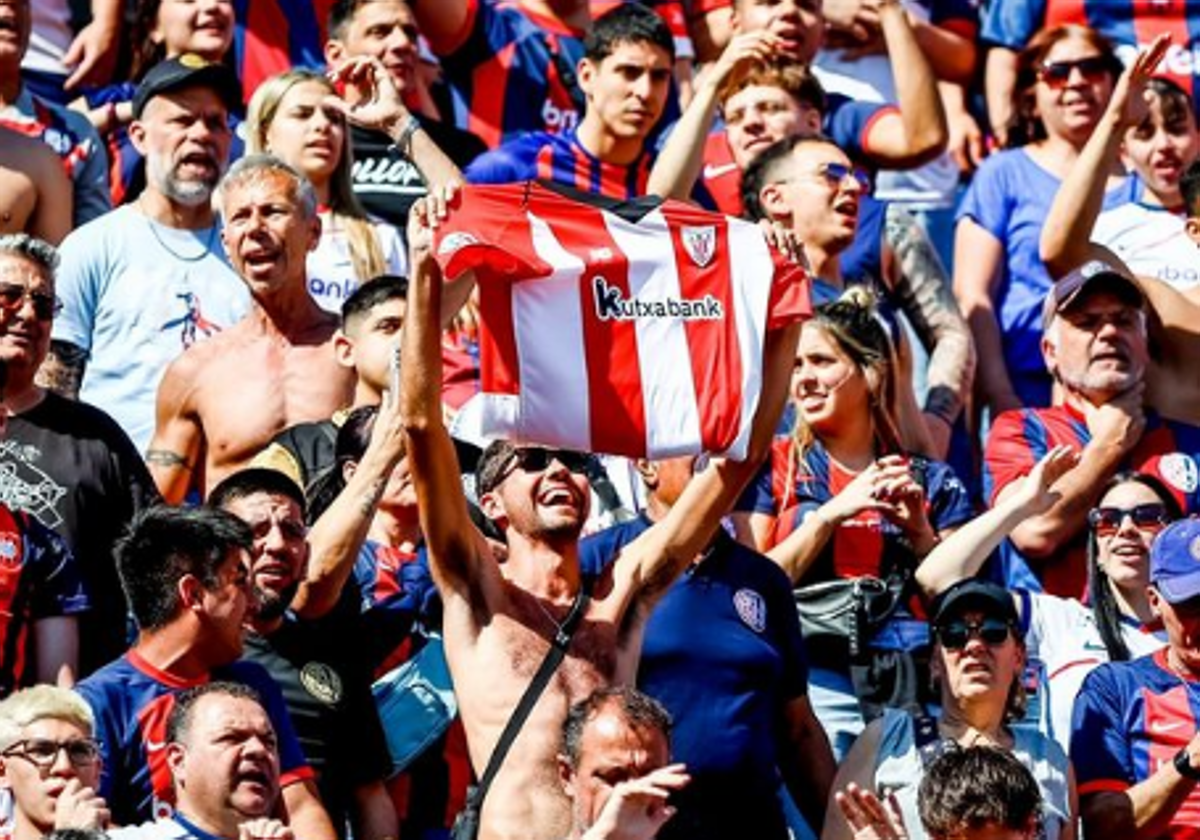 La camiseta del Athletic se cuela en la grada del estadio del San Lorenzo para apoyar a Iker Muniain