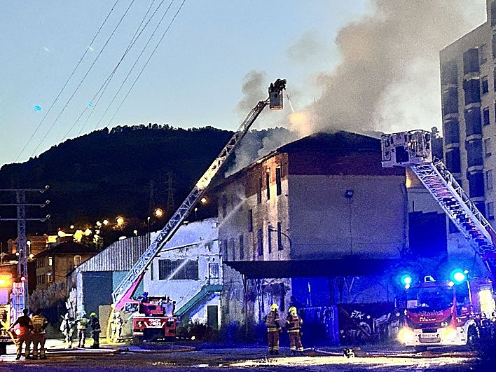 Aparatoso incendio en un antiguo edificio de oficinas en Burtzeña
