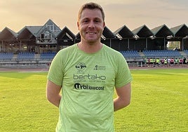 Sergio López en el campo del polideportivo de Artunduaga.