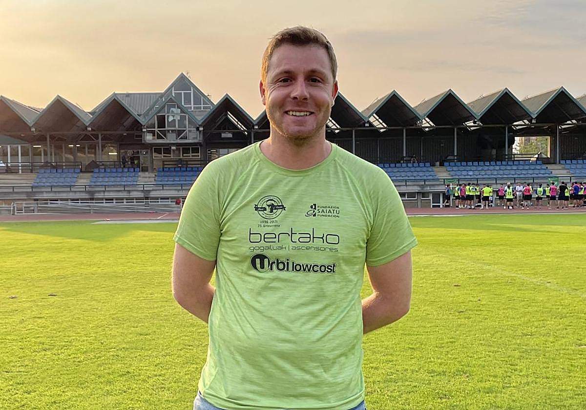 Sergio López en el campo del polideportivo de Artunduaga.