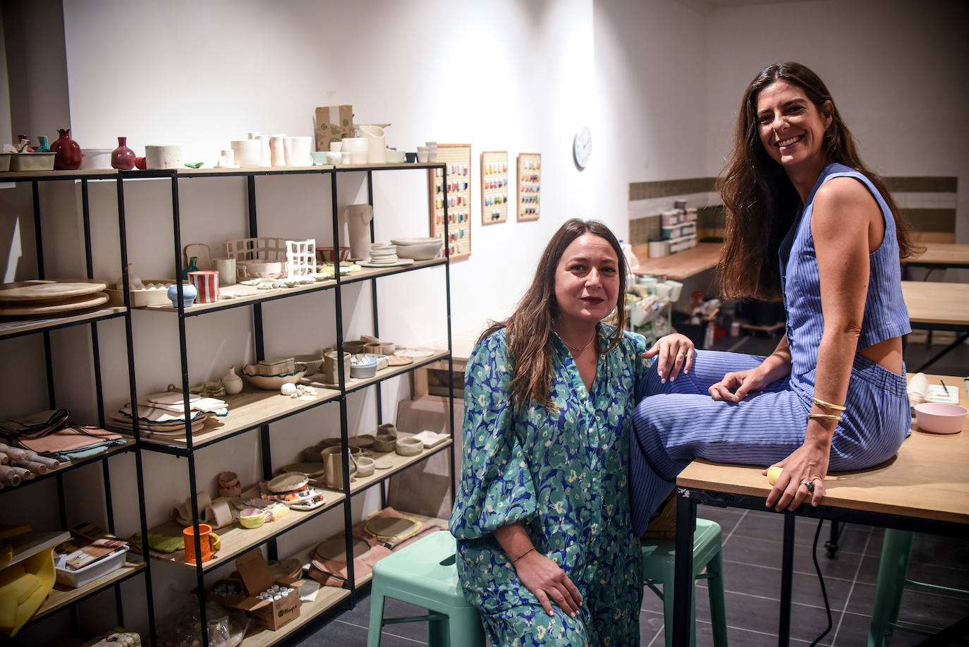 Dos amigas abogadas abren en Bilbao una tienda de decoración en la que recibir clases de cerámica