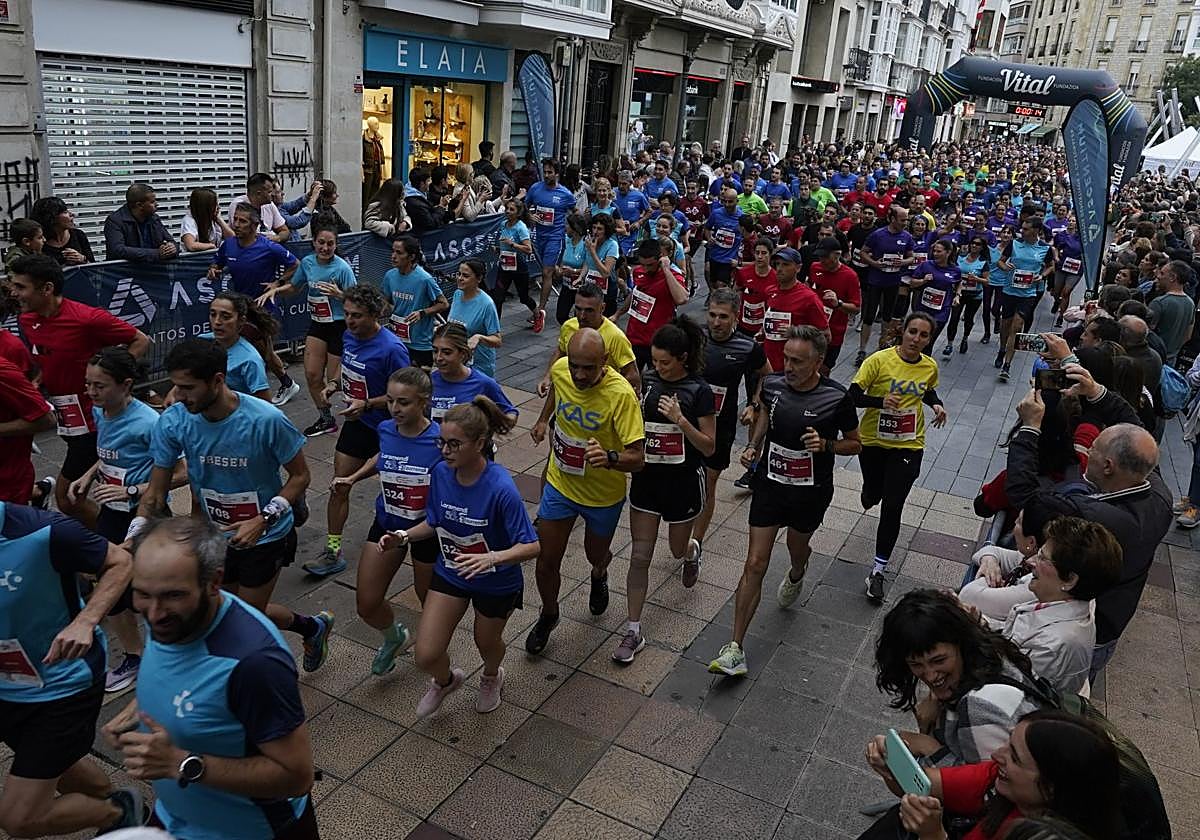 La Carrera de Empresas de Vitoria ha congregado a más de 800 trabajadores de hasta 85 empresas alavesas.