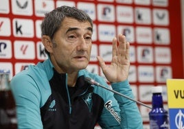 Ernsto Valverde en sala de prensa.