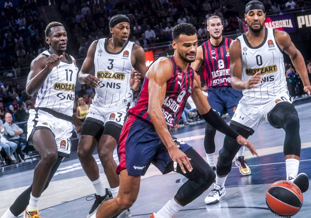 Luwawu-Cabarrot se dispone a atrapar el balón ante el Partizán.