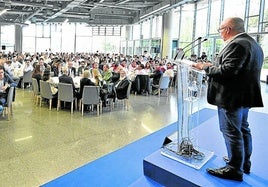 El presidente de Uniport, Jaber Bringas, se dirige a los asistentes a la jornada celebrada ayer en el Palacio Euskalduna de Bilbao.